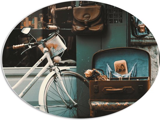 WallClassics - PVC Schuimplaat Ovaal - Witte geparkeerde Fiets - 80x60 cm Foto op Ovaal (Met Ophangsysteem)