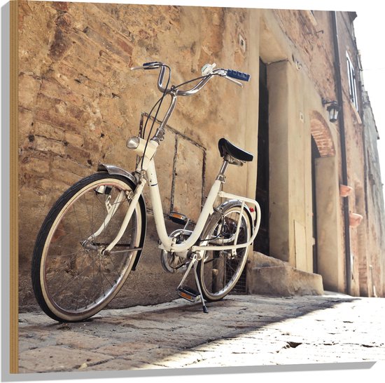 WallClassics - Hout - Witte Fiets geparkeerd in Steegje - 80x80 cm - 9 mm dik - Foto op Hout (Met Ophangsysteem)