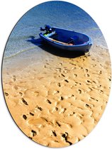 WallClassics - Dibond Ovaal - Voetstappen in het Zand bij Blauwe Boot aan het Water - 51x68 cm Foto op Ovaal (Met Ophangsysteem)