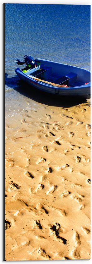 WallClassics - Dibond - Voetstappen in het Zand bij Blauwe Boot aan het Water - 20x60 cm Foto op Aluminium (Wanddecoratie van metaal)