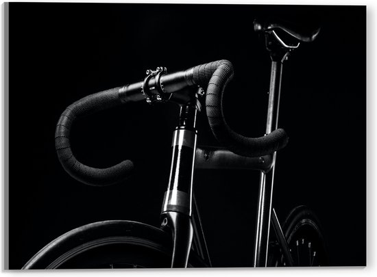 WallClassics - Acrylglas - Zwarte Mountainbike Fiets tegen Zwarte Achtergrond - 40x30 cm Foto op Acrylglas (Wanddecoratie op Acrylaat)