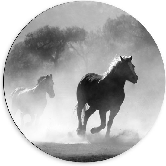WallClassics - Dibond Muurcirkel - Galoperende Paarden bij het Bos (Zwart-wit) - 60x60 cm Foto op Aluminium Muurcirkel (met ophangsysteem)