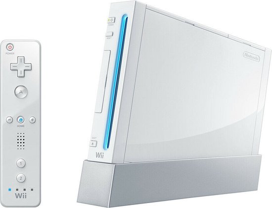 Witte Nintendo Wii console in een standaard, met een witte controller ernaast.
