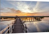 Dibond - Houten Brug over het Water bij Ondergaande Zon - 150x100 cm Foto op Aluminium (Met Ophangsysteem)