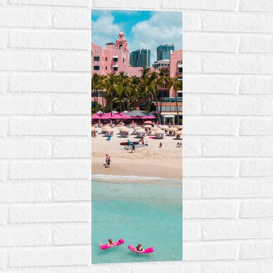 Muursticker - Druk Bezocht Strand aan de Boulevard met Tropisch Blauwe Zee - 30x90 cm Foto op Muursticker