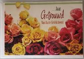 … jaar getrouwd! Van harte gefeliciteerd. Een mooie en bijzondere kaart vol met rozen in allerlei kleuren. Een dubbele wenskaart inclusief envelop en in folie verpakt.