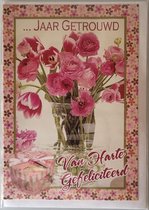 … jaar getrouwd! Van harte gefeliciteerd. Een kleurrijke kaart met een cadeau in de vorm van een hart en een vaas met bloemen. Een dubbele wenskaart inclusief envelop en in folie verpakt.