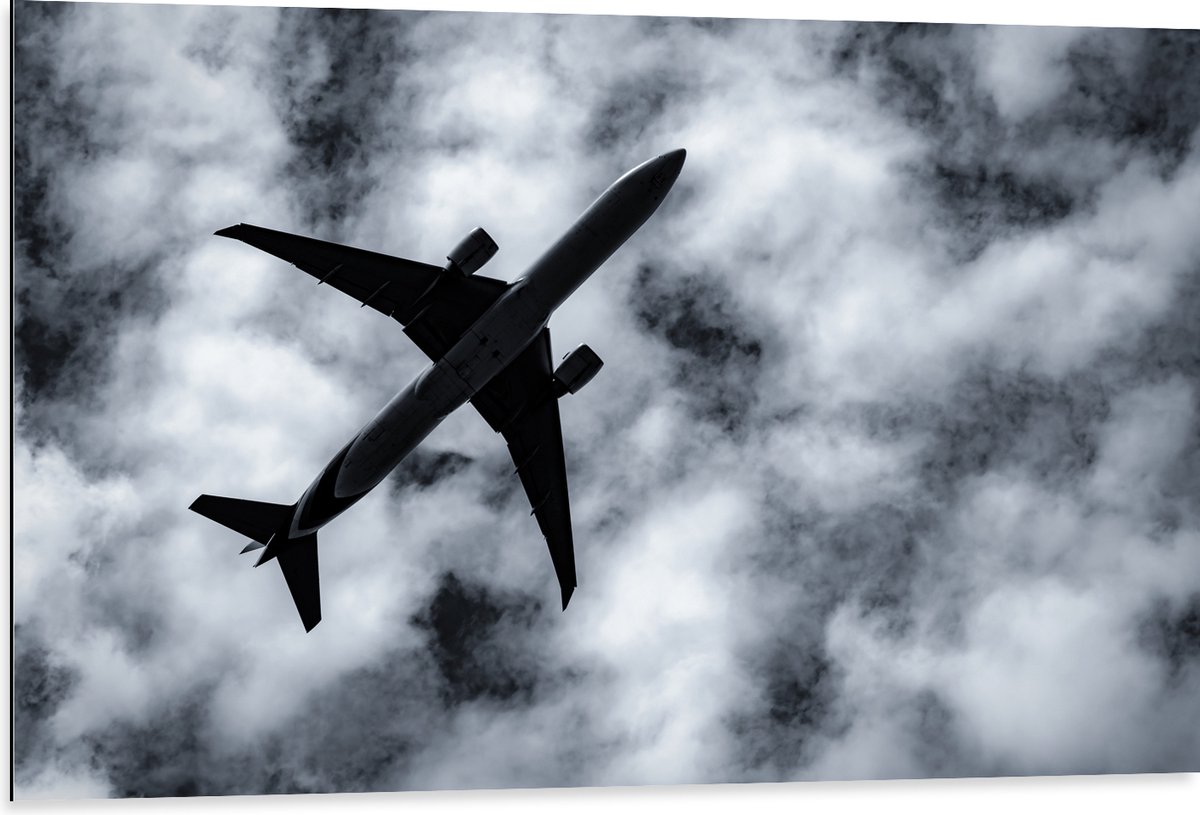 Dibond - Onderaanzicht van Passagiers Vliegtuig in Sluierbewolking - 105x70 cm Foto op Aluminium (Wanddecoratie van metaal)