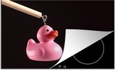 KitchenYeah® Inductie beschermer 77x51 cm - Roze bad eend aan de haak op zwarte achtergrond - Kookplaataccessoires - Afdekplaat voor kookplaat - Inductiebeschermer - Inductiemat - Inductieplaat mat
