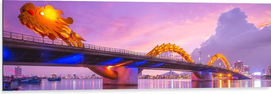 Dibond - Paarse Lucht boven Verlichte Dragon brug in Da Nang, Vietnam - 120x40 cm Foto op Aluminium (Met Ophangsysteem)