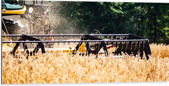 WallClassics - Dibond - Oogstmachine in Landschap - 100x50 cm Foto op Aluminium (Met Ophangsysteem)