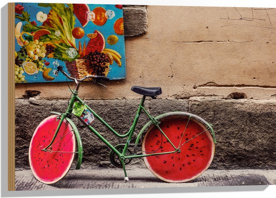 WallClassics - Hout - Geparkeerde Fiets bij Muur met Watermeloen Wielen - 75x50 cm - 9 mm dik - Foto op Hout (Met Ophangsysteem)