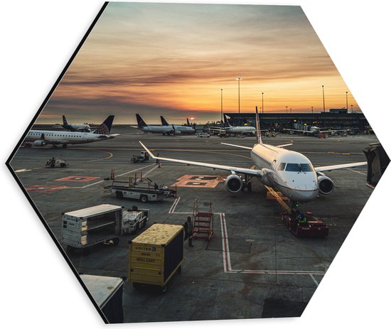 WallClassics - Dibond Hexagon - Meerdere Vliegtuigen geparkeerd op Vliegbasis - 30x26.1 cm Foto op Hexagon (Met Ophangsysteem)