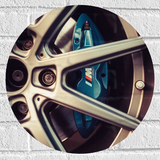 WallClassics - Muursticker Cirkel - Blauwe Remklauwen in Autowiel - 40x40 cm Foto op Muursticker