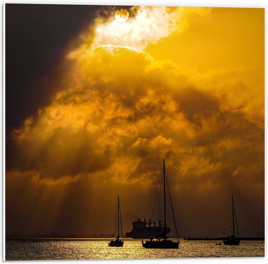 PVC Schuimplaat - Wolken met Zon boven Zeilschepen op de Zee - 50x50 cm Foto op PVC Schuimplaat (Met Ophangsysteem)