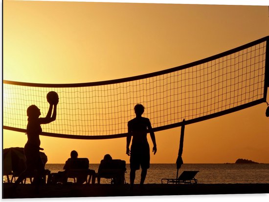 Dibond - Silhouet van Gelukkig Familie op het Strand tijdens Volleybal - 80x60 cm Foto op Aluminium (Met Ophangsysteem)