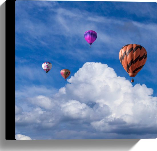 WallClassics - Canvas - Groepje Gekleurde Luchtballonnen bij Wolken in Blauwe Lucht - 30x30 cm Foto op Canvas Schilderij (Wanddecoratie op Canvas)