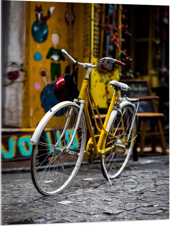 WallClassics - Acrylglas - Gele Fiets in de Stad - 75x100 cm Foto op Acrylglas (Wanddecoratie op Acrylaat)