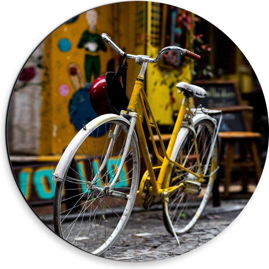 WallClassics - Dibond Muurcirkel - Gele Fiets in de Stad - 30x30 cm Foto op Aluminium Muurcirkel (met ophangsysteem)