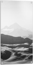 Tuinposter – Zwart-wit Foto van Bergen in de Sneeuw - 50x100 cm Foto op Tuinposter (wanddecoratie voor buiten en binnen)