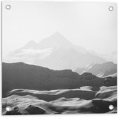 Tuinposter – Zwart-wit Foto van Bergen in de Sneeuw - 50x50 cm Foto op Tuinposter (wanddecoratie voor buiten en binnen)