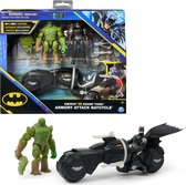 DC Comics , Coffret Batman vs. Swamp Thing Armory Attack Batcycle, figurines articulées Batman en armure et Swamp Thing exclusives avec accessoires, jouets pour garçons et filles à partir de 3 ans