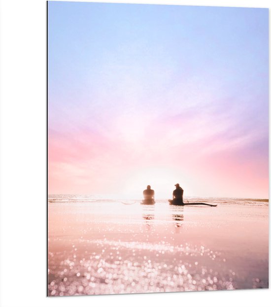 WallClassics - Dibond - Duo zittend aan het Water op het Strand bij Pastellucht - 75x100 cm Foto op Aluminium (Met Ophangsysteem)