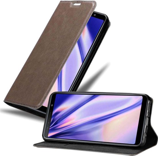 Étui de téléphone marron autoportant, avec un téléphone dans l'étui debout. Un autre téléphone est posé à plat.