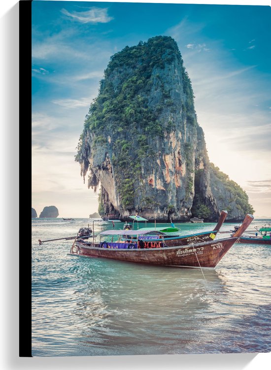 WallClassics - Canvas - Toeristenboot bij Railay Schiereiland in Thailand - 40x60 cm Foto op Canvas Schilderij (Wanddecoratie op Canvas)