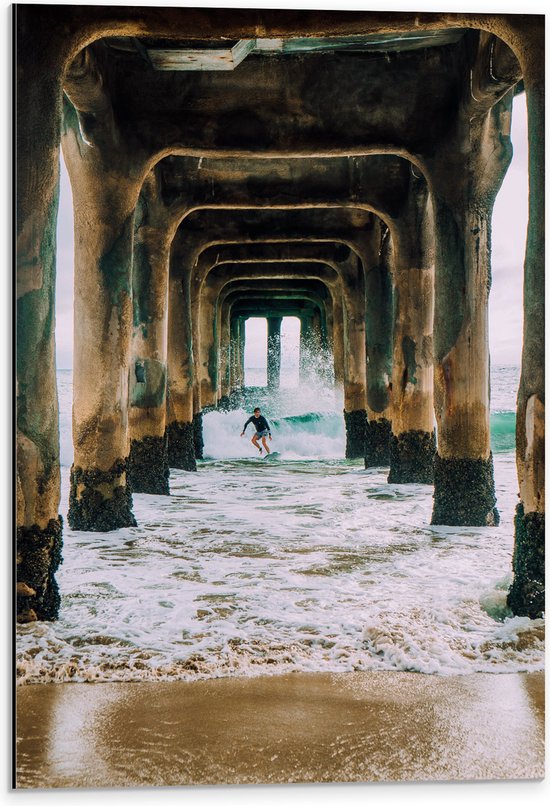 Dibond - Surfer onder de Pier - 40x60 cm Foto op Aluminium (Wanddecoratie van metaal)