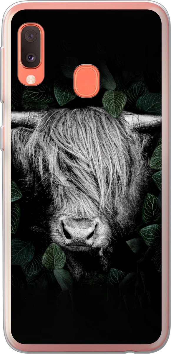 Telefoonhoesje Geschikt voor Samsung Galaxy A20e hoesje - Schotse hooglander - Bladeren - Portret - Siliconen Telefoonhoesje Telefoonhoesje