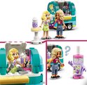 Twee LEGO Friends-poppen, een mintgroene en gele mobiele bubbelthee stand, paarse bubbelthee-automaat en roze scooter. Drie afbeeldingen.