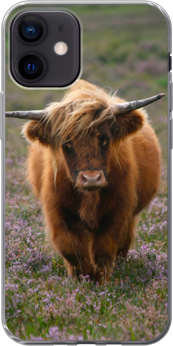 Telefoonhoesje Geschikt voor iPhone 12 hoesje - Schotse Hooglander - Heide - Dieren - Siliconen Telefoonhoesje Telefoonhoesje