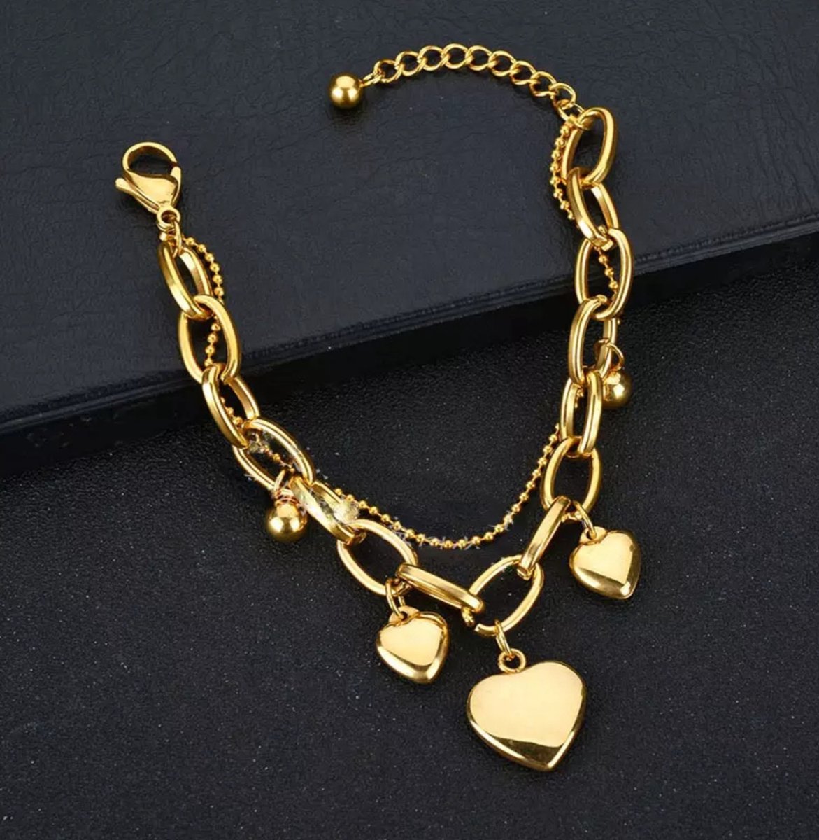 Leerella Edelstalen (RVS) Goudkleurige- Dames Armband met Hart Hangertjes en kralen - Valentijnsdag - Verjaardag - Moederdag - Cadeautjes 0% verkleuring
