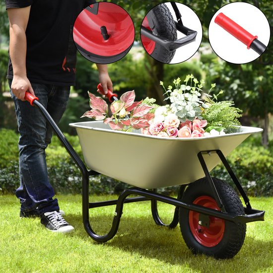 Man in blauwe jeans duwt zilverkleurige kruiwagen gevuld met bloemen, op groen gras. Close-ups van wiel en handvat.