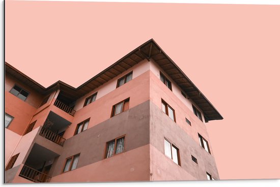WallClassics - Dibond - Gekleurd Appartement met Roze lucht - 75x50 cm Foto op Aluminium (Met Ophangsysteem)