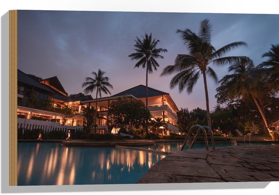WallClassics - Hout - Hotel met Zwembad in Indonesië - 60x40 cm - 9 mm dik - Foto op Hout (Met Ophangsysteem)