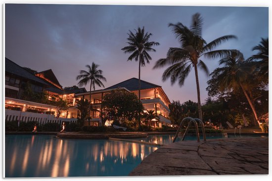 WallClassics - PVC Schuimplaat- Hotel met Zwembad in Indonesië - 60x40 cm Foto op PVC Schuimplaat