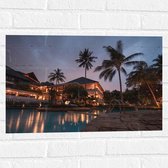 WallClassics - Muursticker - Hotel met Zwembad in Indonesië - 60x40 cm Foto op Muursticker