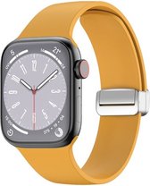 By Qubix Siliconen bandje - Folding Buckle - Oker - Geschikt voor Apple Watch 42mm - 44mm - 45mm - Ultra - 49mm - Compatible Apple watch bandje -