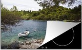 KitchenYeah® Inductie beschermer 80.2x52.2 cm - Een vissersbootje drijft in het turquoise in het Nationaal park Mljet - Kookplaataccessoires - Afdekplaat voor kookplaat - Inductiebeschermer - Inductiemat - Inductieplaat mat