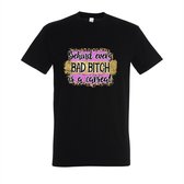 T-shirt Behind every bad bitch is a carseat - Zwart T-shirt - Maat XL - T-shirt met print - T-shirt dames