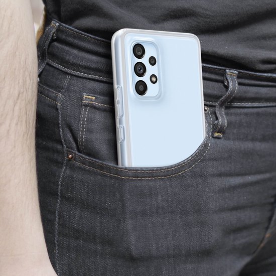 Transparante hoes om een lichtblauwe Samsung telefoon met vier camera's, in een spijkerbroekzak.