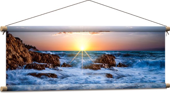 WallClassics - Textielposter - Felkleurige Zonsondergang achter Wilde Zee - 90x30 cm Foto op Textiel