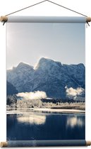 Textielposter - Berglandschap met Sneeuw en een Meer - 40x60 cm Foto op Textiel