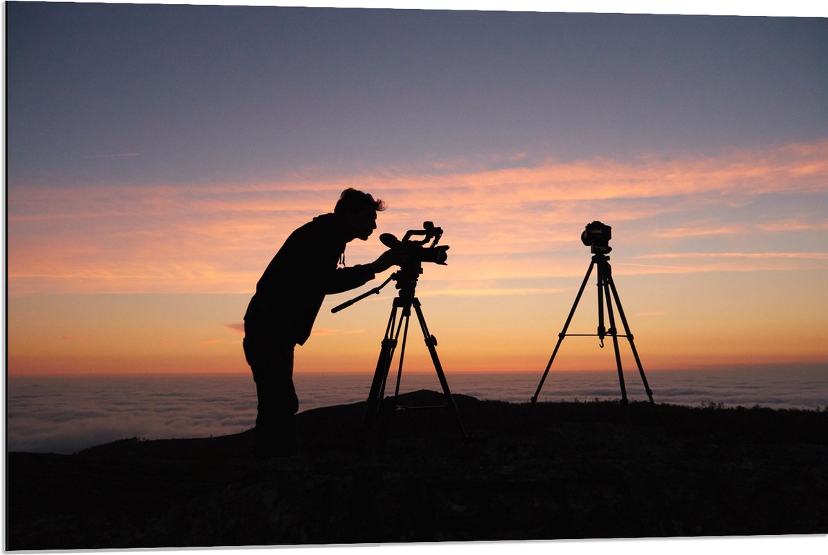 WallClassics - Dibond - Silhouet van Fotograaf aan Oceaan - 90x60 cm Foto op Aluminium (Met Ophangsysteem)