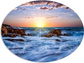 WallClassics - PVC Schuimplaat Ovaal - Felkleurige Zonsondergang achter Wilde Zee - 108x81 cm Foto op Ovaal (Met Ophangsysteem)