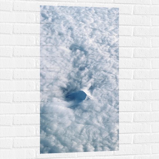 Muursticker - Bergtop komt boven de Wolken - 50x100 cm Foto op Muursticker