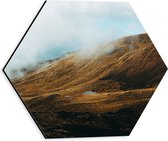 Dibond Hexagon - Bergen Verdwijnen in Wolken - 30x26.1 cm Foto op Hexagon (Met Ophangsysteem)