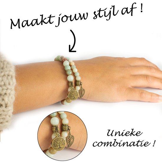 Hand met een gebreide mouw, draagt twee armbanden van lichtgroene, beige en bruine kralen met bedels van een levensboom en een veertje. Tekst: Maakt jouw stijl af! Unieke combinatie!